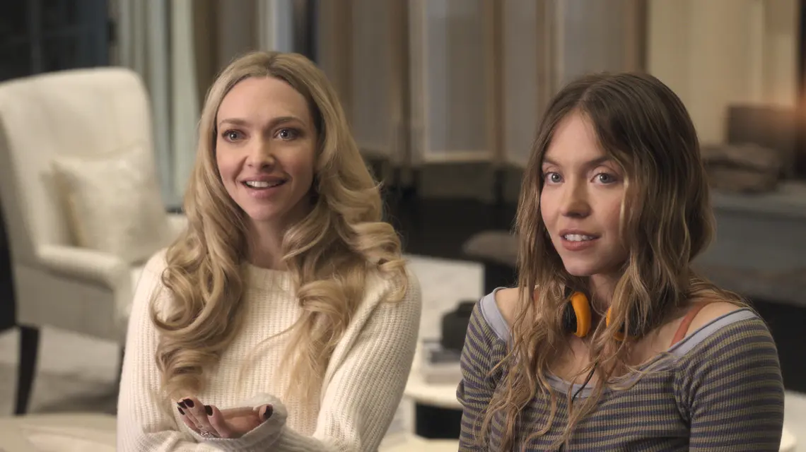 Amanda Seyfried i Sydney Sweeney w filmie "Pomoc domowa", 2025 r. // Materialy prasowe Monolith Films
