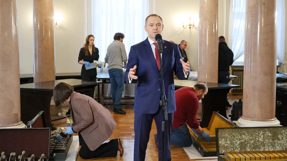 Karol Nawrocki przemawia podczas demontażu Okrągłego Stołu w Pałacu Prezydenckim. Warszawa, 18 grudnia 2025 r. // Fot. Albert Zawada / PAP 
