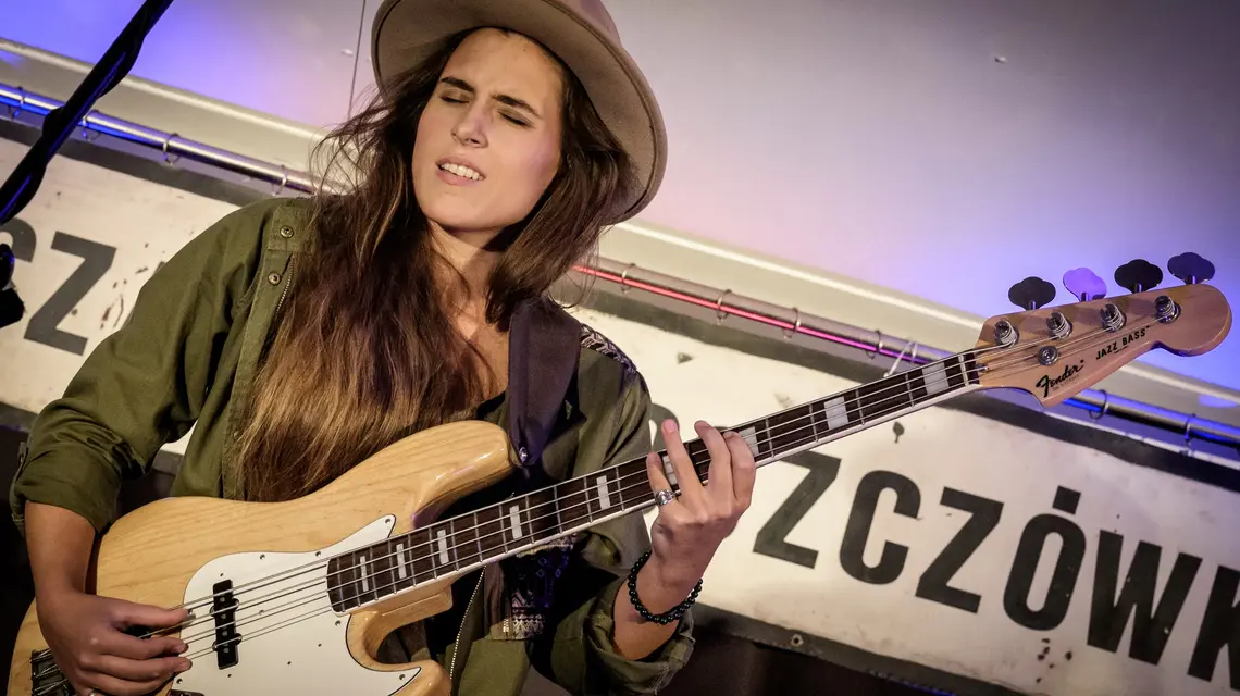 Kinga Głyk, basistka jazzowa. Przystanek Choszczówka, 5 października 2017 r. // Fot. Jacek Domiński / Reporter