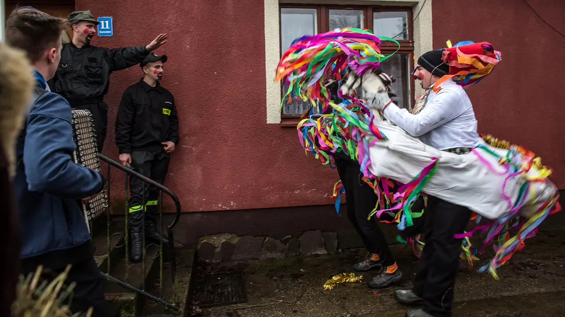 Kolędnicy kaszubscy z Żuromina k. Kościerzyny, 24 grudnia 2017 r. // Fot. Daniel Frymark / Forum