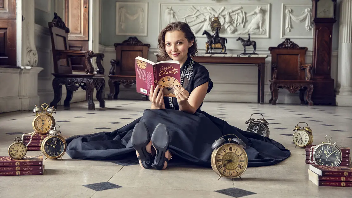 Mia McKenna‑Bruce na planie serialu „Tajemnica siedmiu zegarów”, Netflix // materiały prasowe