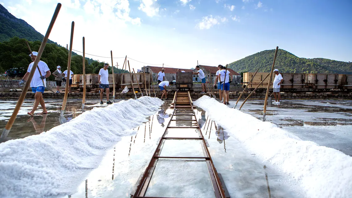 Saliny w Stonie na półwyspie Pelješac w Chorwacji są jednymi z najstarszych nieprzerwanie działających salin w Europie. // Fot. Grgo Jelavic / PIXSELL / Alamy / Be&W