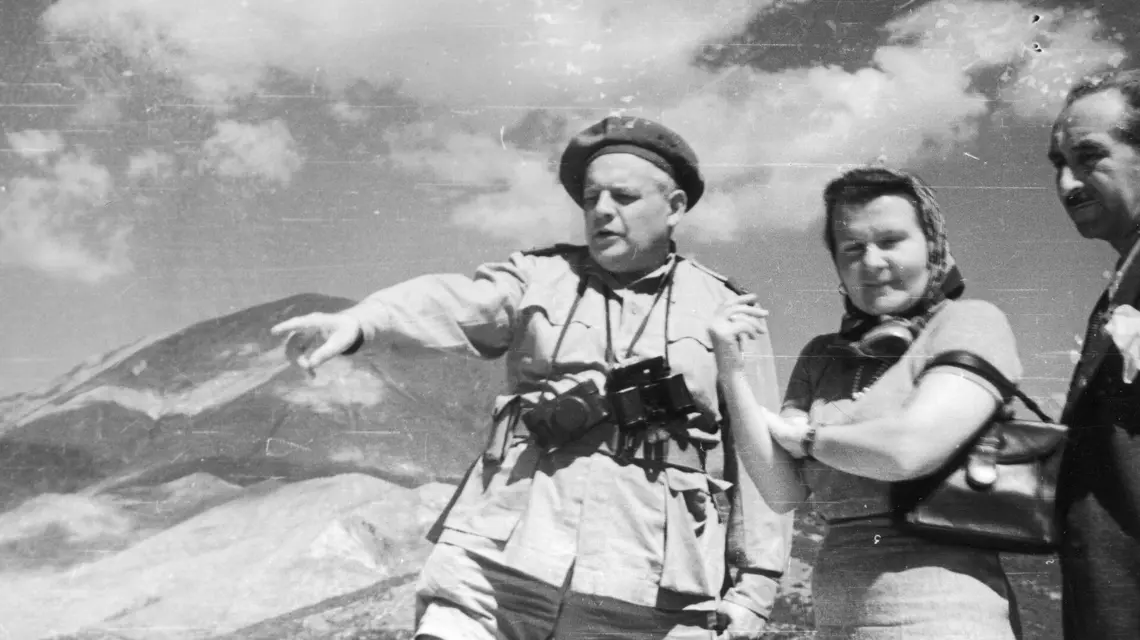 Melchior Wańkowicz jako korespondent wojenny 2. Korpusu Polskiego w towarzystwie nieznanych osób na polach Monte Casino. Włochy, 1944 r. // Narodowe Archiwum Cyfrowe