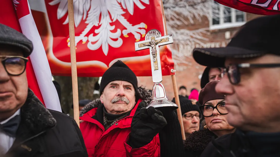 Protest w obronie krzyża przed Szkołą Podstawową w Kielnie. 8 stycznia 2026 r. // Fot. Karol Makurat / Reporter