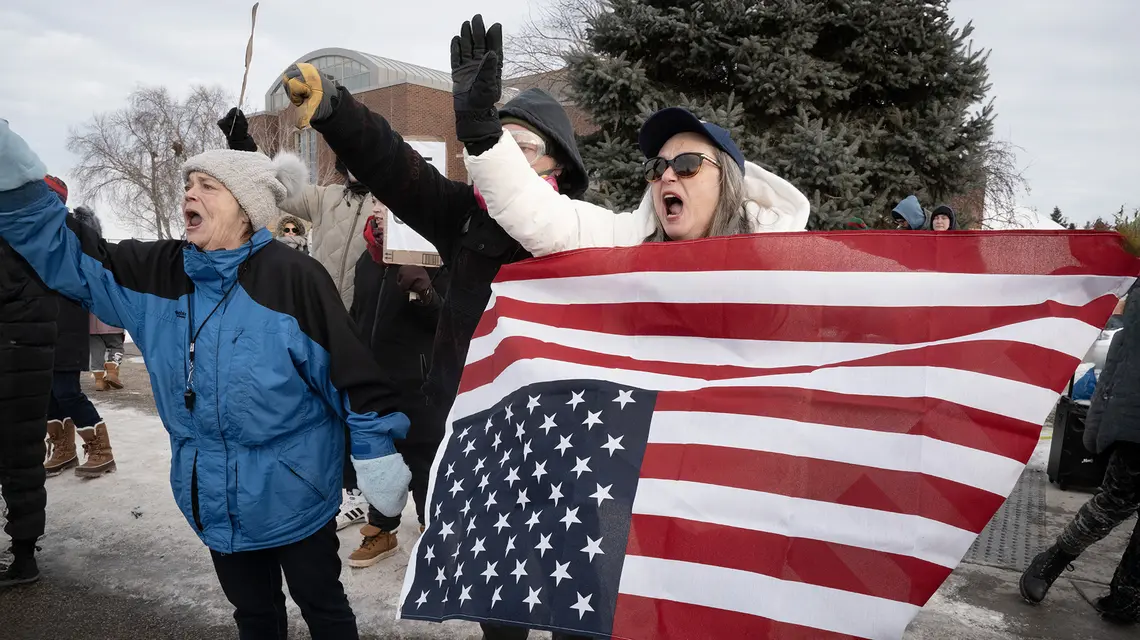Protest przeciwko agresywnym działaniom służb emigracyjnych po śmierci Renee Nicole Good. Minneapolis, Minesota, 11 stycznia 2026 r. // Fot. Scott Olson / Getty Images