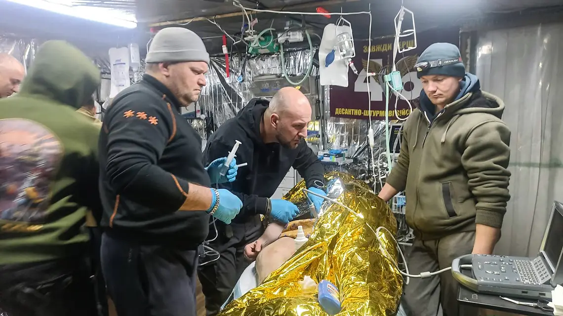 Ratowanie rannego w punkcie stabilizacyjnym doktora Ludwika na odcinku pokrowskim. Ukraina, styczeń 2026 r. // Fot. Wojciech Pięciak