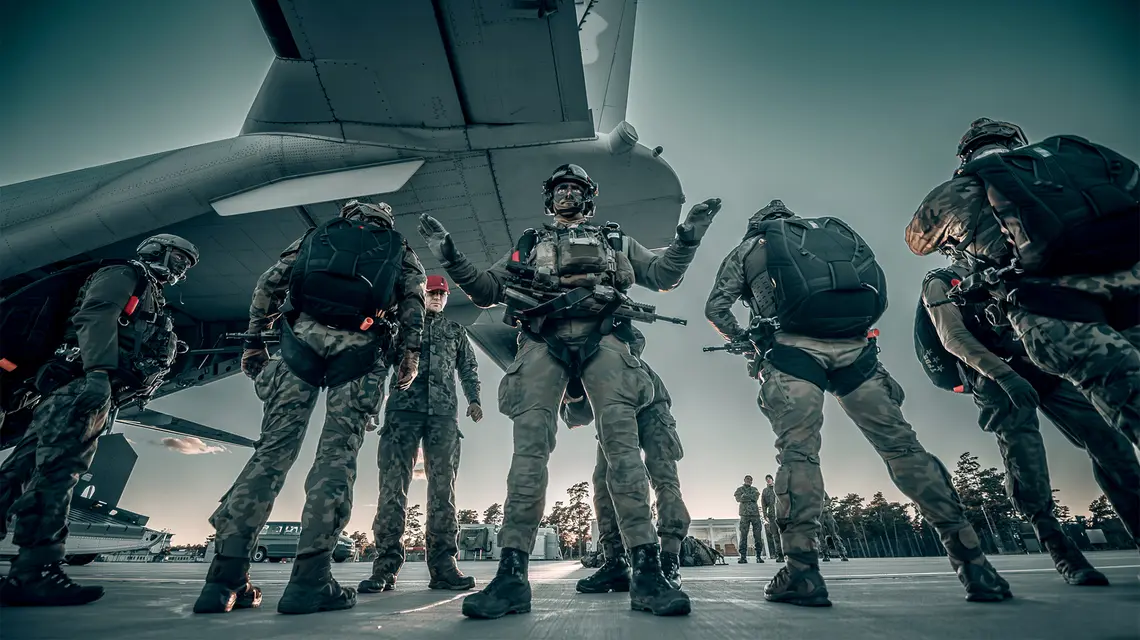 Spadochroniarze z 6. Brygady Powietrznodesantowej na Gotlandii. W manewrach Gotland Sentry we wrześniu 2025 r. polskie i szwedzkie wojska ćwiczyły obronę przed atakiem ze Wschodu. // Fot. Piotr Gubernat / Zespół Reporterski Dowództwa Operacyjnego RSZ