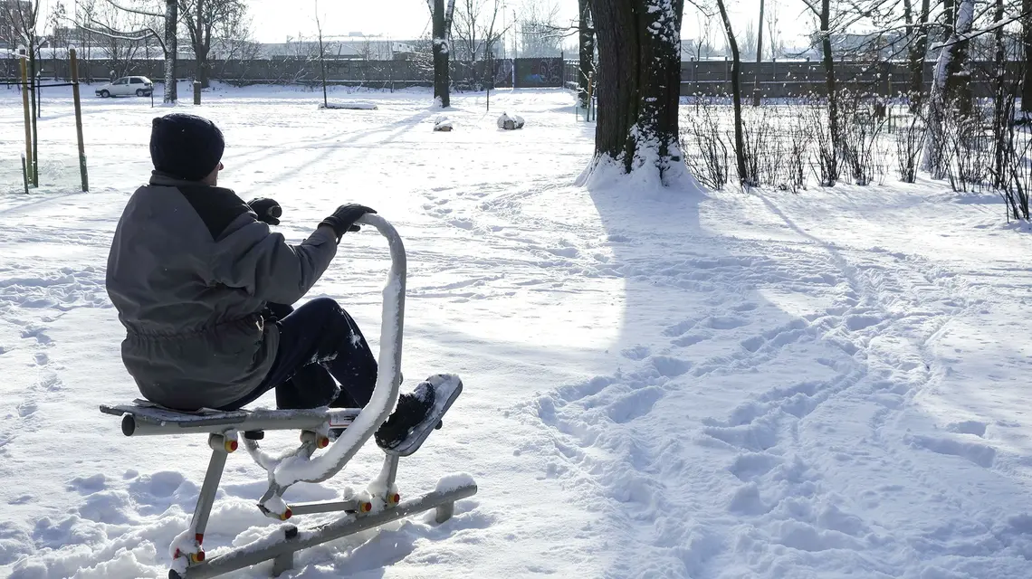 Miejska siłownia w parku Kilińskiego w Łodzi // Fot. Piotr Kamionka / REPORTER
