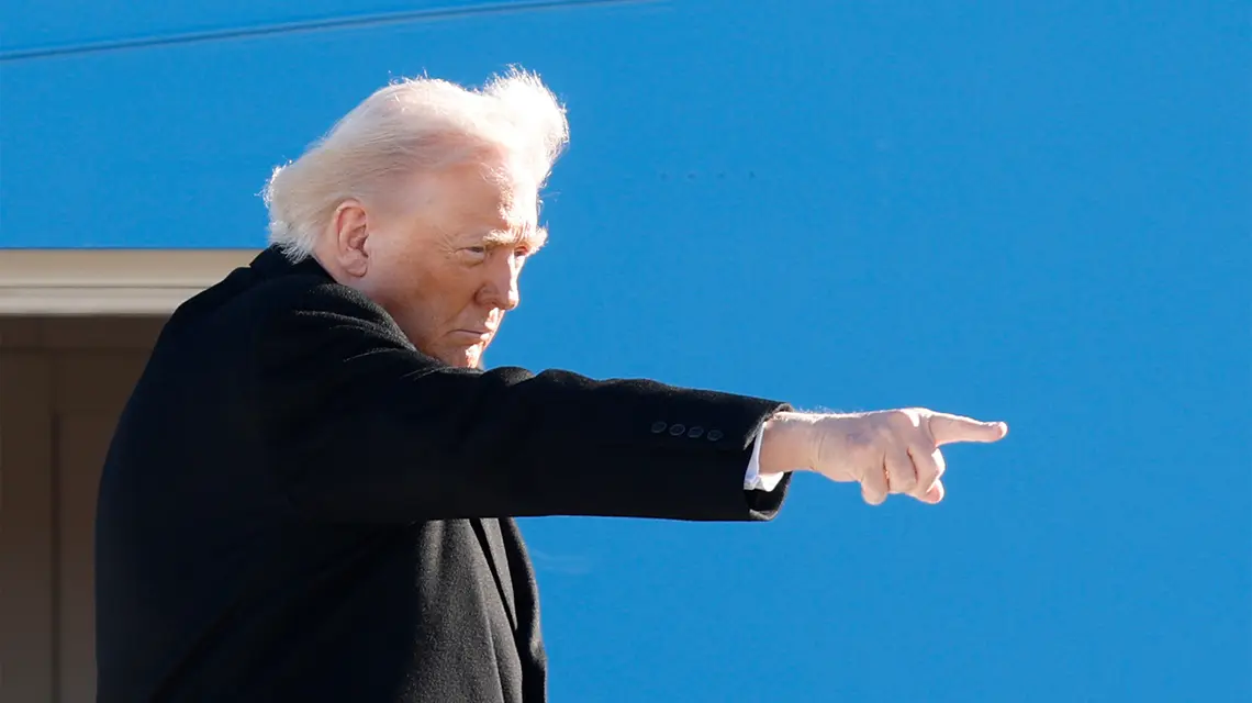 Prezydent Donald Trump w amerykańskiej Bazie Sił Powietrznych Andrews w stanie Maryland. 13 stycznia 2026 r. // Fot. Luis M. Alvarez / AP / East News