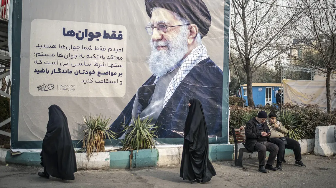 Portret Najwyższego Przywódcy Iranu, ajatollaha Alego Chameneiego z odezwą do młodych ludzi przy Wielkim Meczecie Imama Chomeiniego w Teheranie. Iran, 9 stycznia 2026 r. // Fot. Morteza Nikoubazl / NurPhoto / AFP / East News