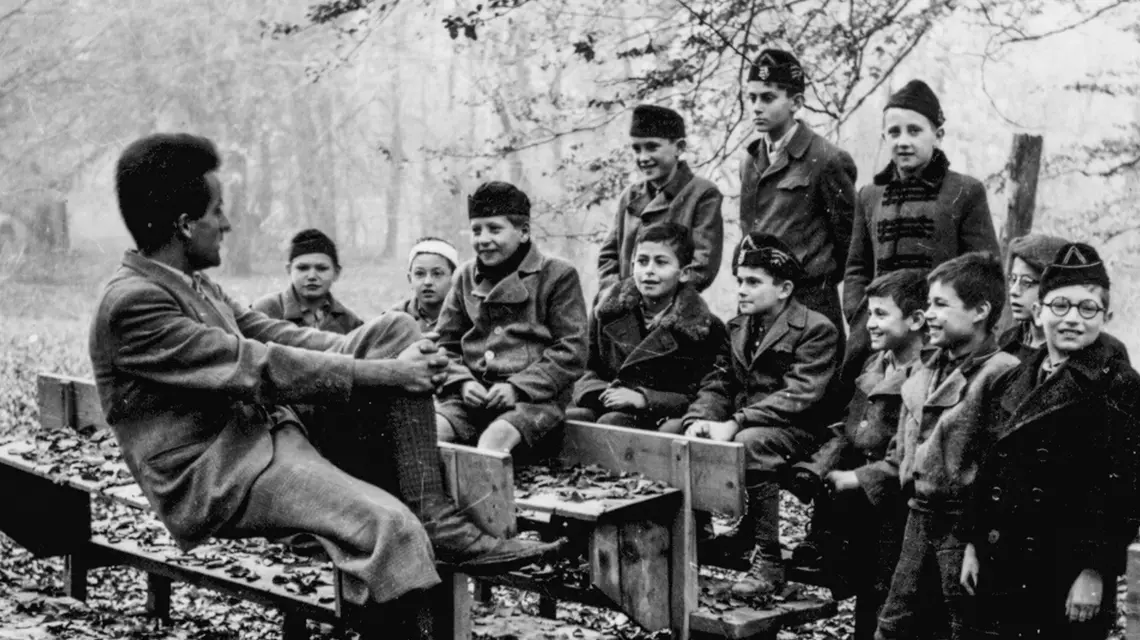 Lekcja na świeżym powietrzu w jednym z domów dla dzieci prowadzonych po wojnie przez pastora Gábora Sztehlo. Budapeszt, między rokiem 1945 a 1950. // Zbiory prywatne, dzięki uprzejmości Luterańskiej Centralnej Kolekcji