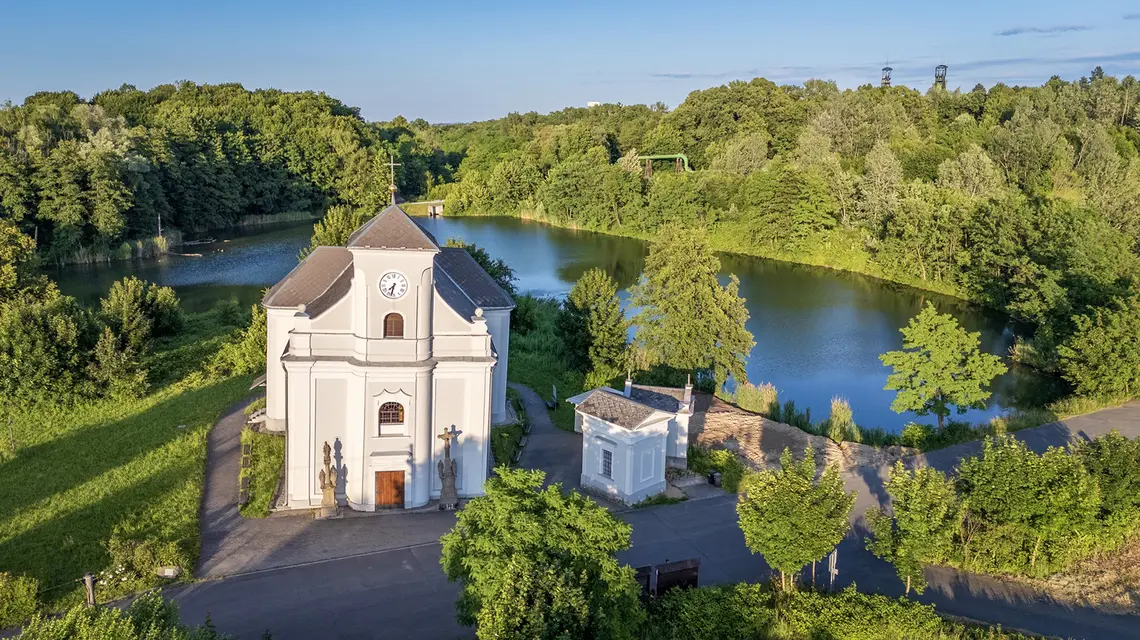 Krzywy Kościół w Starej Karwinie // Visit Czechia