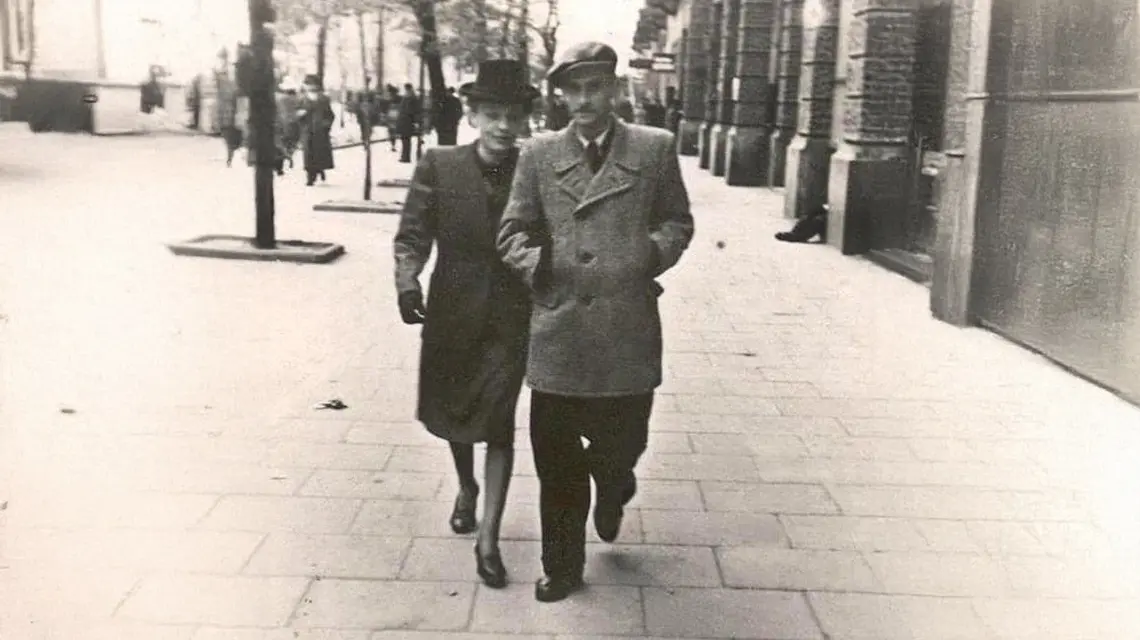 Krzysztof Kamil Baczyński z żoną Barbarą na warszawskiej ulicy, 1943 r. // fot. Muzeum Literatury / East News /