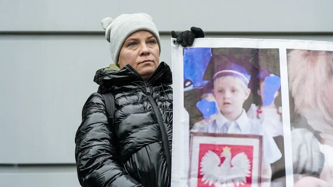 Przed siedzibą Prokuratury Krajowej w Warszawie podczas konferencji prasowej dotyczącej umorzenia śledztwa ws. nadzoru rodziny 8-letniego Kamilka z Częstochowy. Warszawa, 19 stycznia 2025 r. // Fot. Aliaksander Valodzin / East News