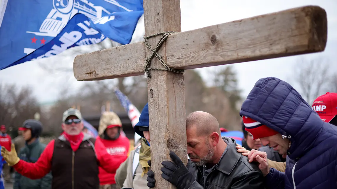 Modlący się przed Kapitolem zwolennicy Donalda Trumpa, dzień ataku na Kapitol. Waszyngton, 6 stycznia 2021 r. // Fot. Win McNamee / Getty Images 