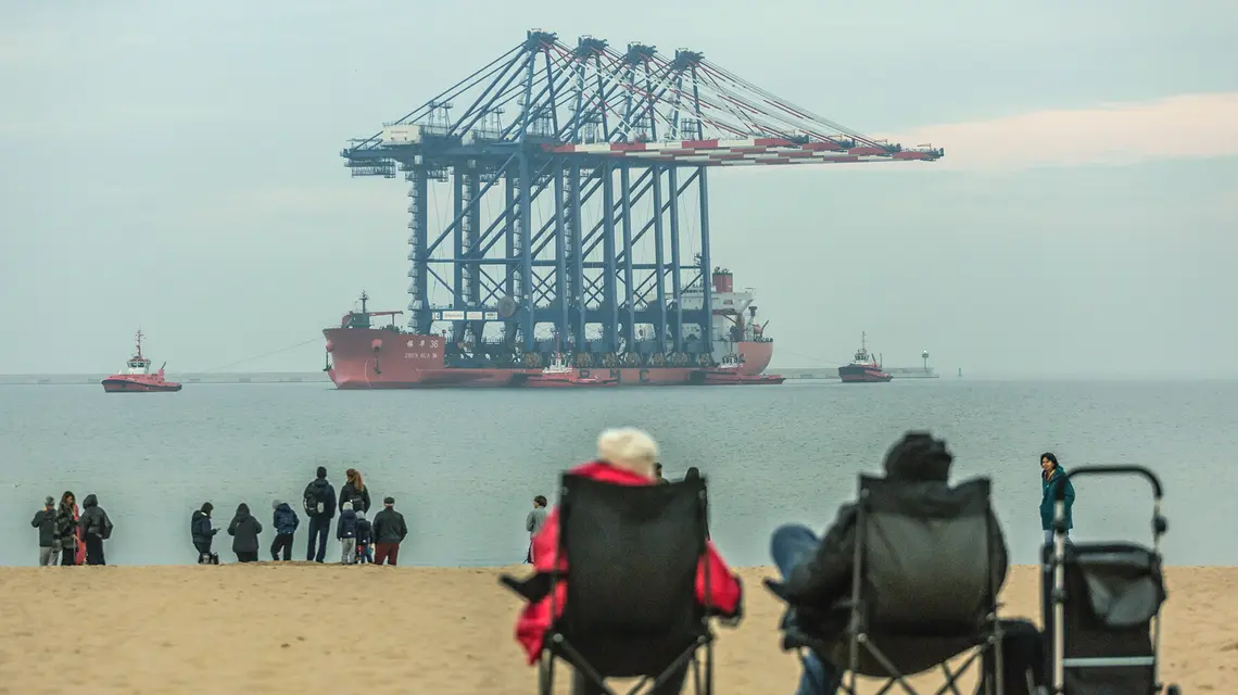 Rok 2024 przyniósł rekordowe wyniki dochodowe trzech głównych portów transportowych: Gdyni, Gdańska i kompleksu Szczecin-Świnoujście. N/z Statek Zhen Hua z gigantycznymi suwnicami na pokładzie do obsługi kontenerów wpływa do terminal Baltic Hub w Porcie Gdańskim. // Fot. Marek Ladzinski / Forum