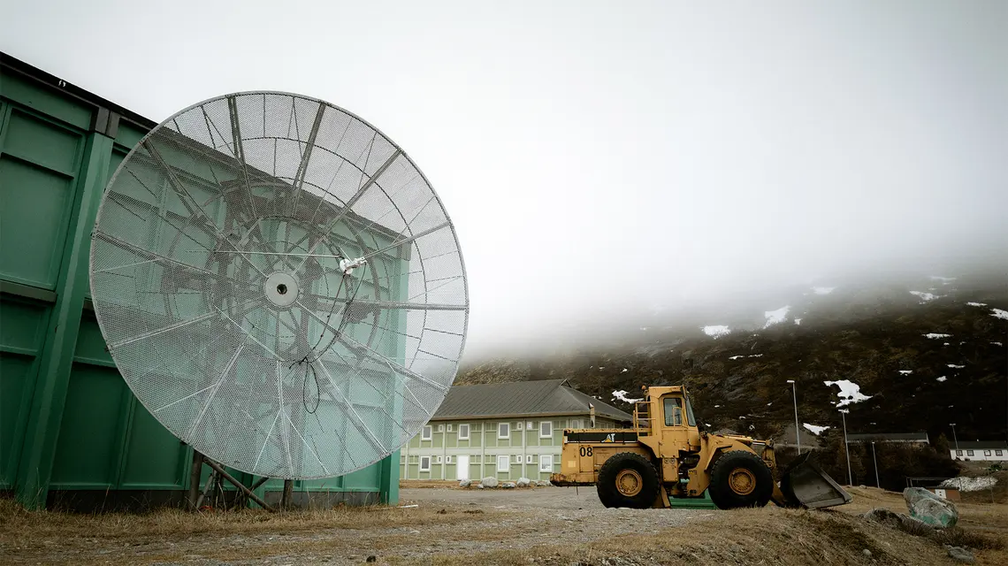 Infrastruktura komunikacyjna w Narsarsuaq, osadzie będącej bramą do południowej Grenlandii, gdzie znajdują się rezerwy pierwiastków ziem rzadkich. Maj 2025 r. // Fot. Carsten Snejbjerg / Bloomberg / Getty Images