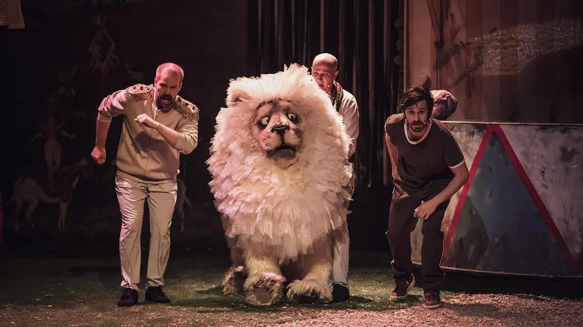 Scena ze spektaklu "Tarabumba! Ale cyrk". // Fot. Jaremi Ataszow / materialy prasowe Teatru Groteska