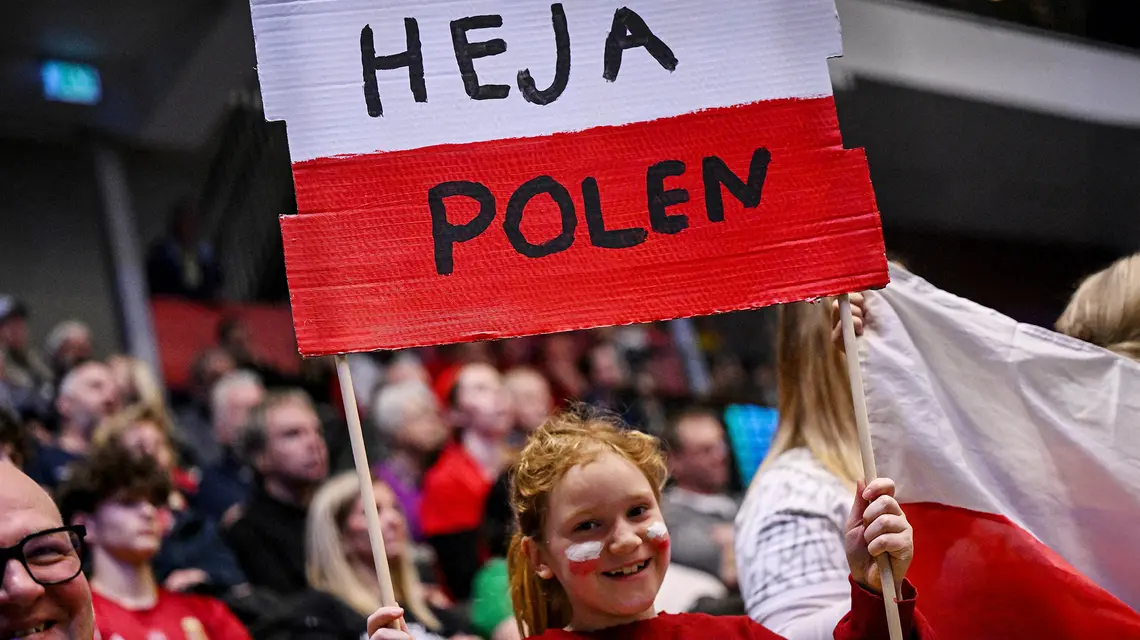 Polscy kibice podczas meczu meczu Polska - Islandia w piłce ręcznej. Kristianstad, Szwecja, 18 stycznia 2026 r. // IPA Sport / ABACA / East News