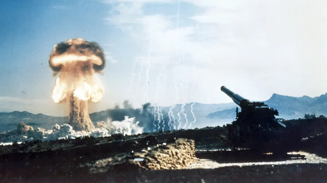 Test amerykańskiej bomby atomowej na poligonie w stanie Newada. Strzał Grable, który odbył się 25 maja 1953 r. // Domena Publiczna