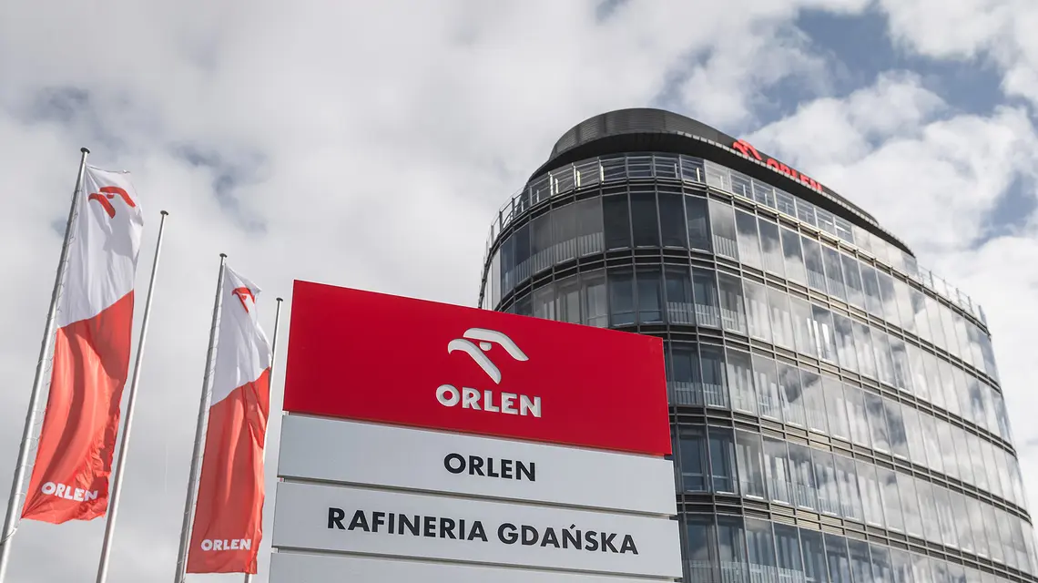 Siedziba rafinerii gdańskiej z logo PKN ORLEN. Gdańsk, 2023 r. // Fot. Karol Makurat / Reporter