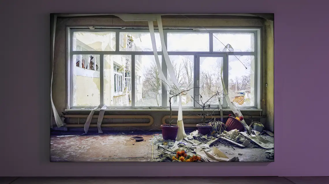 Wystawa Żanny Kadyrowej „Awulsja”, Galeria Arsenał w Białymstoku, praca „UCHODŹCY”, 2022- 2025, rośliny, kasetony świetlne, teksty. Dzięki uprzejmości artystki i GALLERIA CONTINUA // Fot. Jan Szewczyk / Galeria Arsenał w Białymstoku 