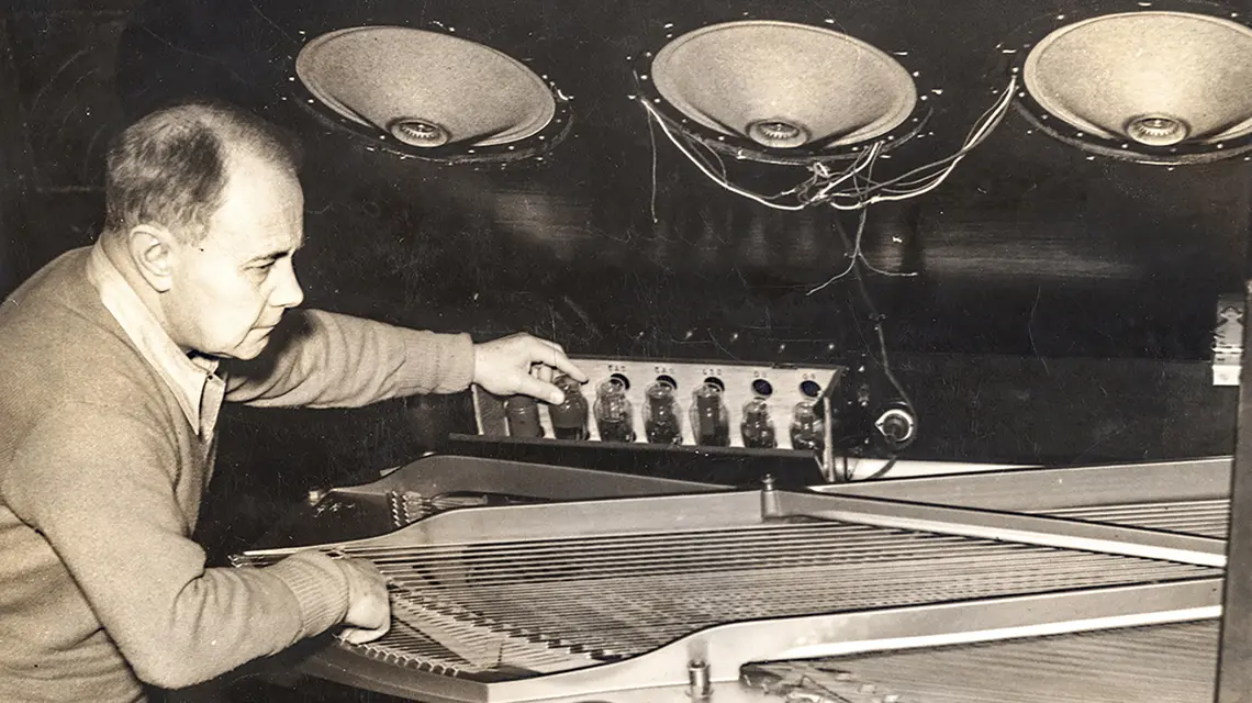 Hofmann testuje opracowany przez siebie wzmacniacz dżwięku fortepiany, zdjęcie niedatowane // // Fot. Zbiory The International Piano Archives, University of Maryland