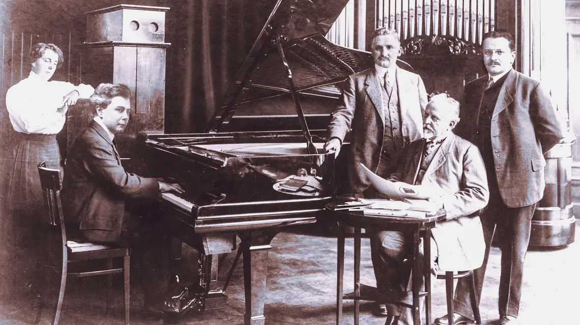 Podczas sesji nagraniowej rolek pianolowych Welte we Freiburgu, 1906 r. // Fot. Zbiory The International Piano Archives, University of Maryland