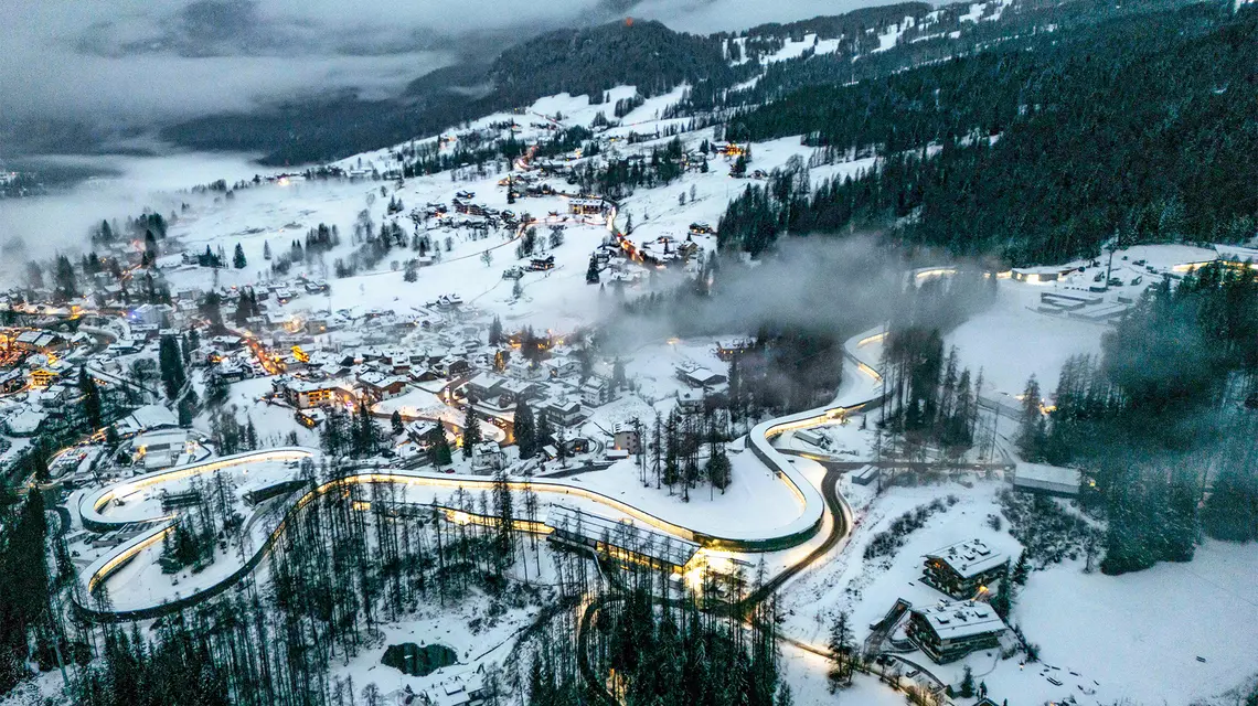 Olimpijski tor saneczkowy, na którym będą rozgrywane zawody w saneczkarstwie i bobslejach podczas Igrzysk Olimpijskich 2026. Cortina d'Ampezzo, Włochy, 24 stycznia 2026 r. // Fot. Odd Andersen / AFP / East News