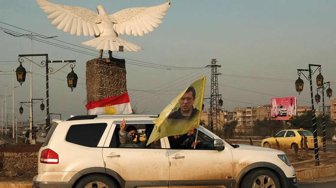 Zwolennicy armii kurdyjskiej z flagami Kurdystanu i Syryjskich Sił Demokratycznych (SDF). Hasaka, Syria, 24 stycznia 2026 r. // Fot. Thomas Noonan / AFP / East News