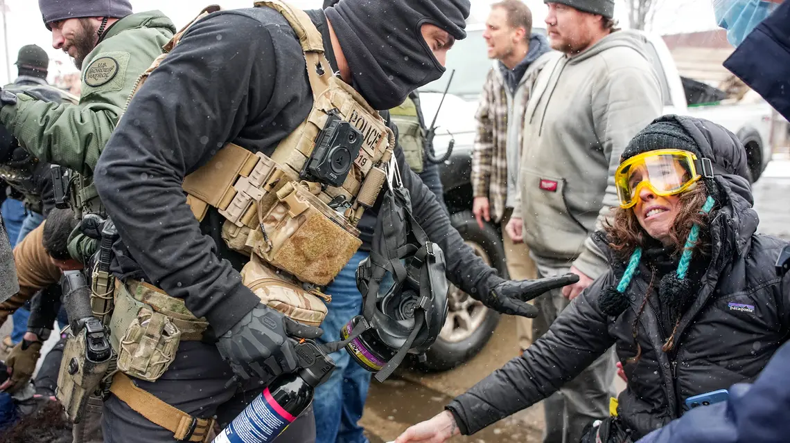 Agenci federalni zatrzymują demonstrantów. Minneapolis, 21 stycznia 2026 r. // Fot. Angelina Katsanis / AP Photo / East News 