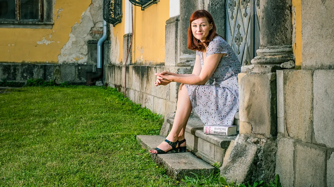Kateřina Tučkova przed wejściem do klasztoru w Bílej Vodzie - miejsca przymusowego odosobnienia dla zakonnic w byłej Czechosłowacji // Fot. David Konečný / Wydawnictwo Host