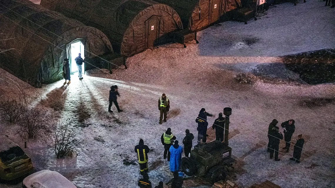 Rosyjskie ataki na infrastrukturę Ukrainy pozostawiły bez ogrzewania mieszkańców Kijowa. Około 1330 wieżowców w mieście pozostało bez prądu, służby ratownicze instalują namioty grzewcze. Ukraina, 25 stycznia 2026 r. // Fot. Danylo Antoniuk / Anadolu / AFP / East News