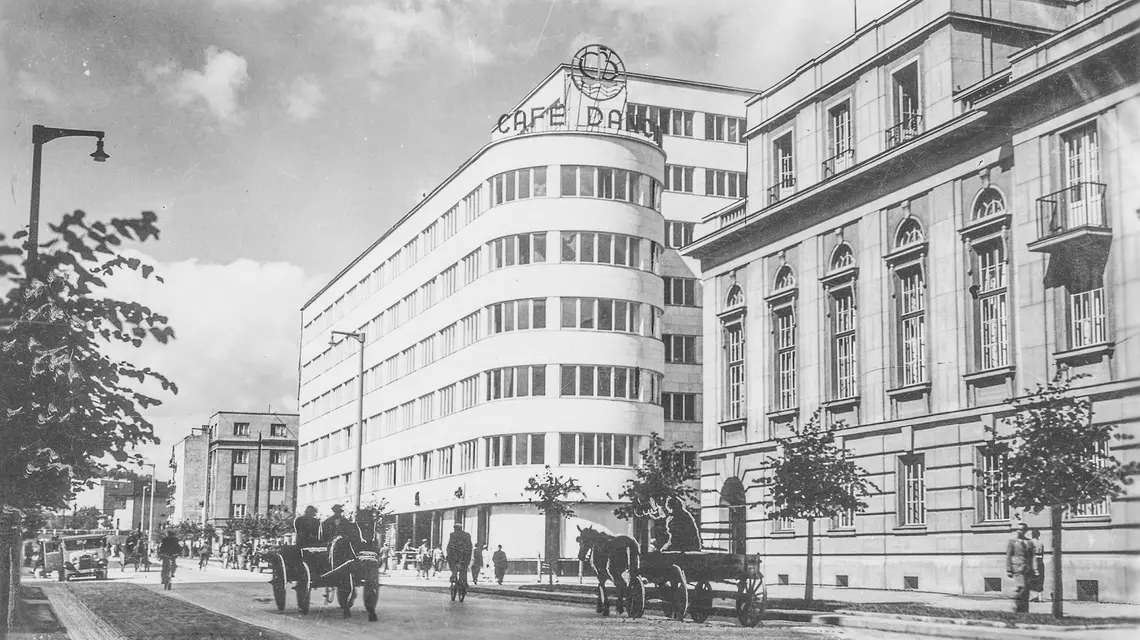 Ulica 10 lutego, modernistyczny budynek Zakładu Ubezpieczeń Społecznych w Gdyni, oddany do użytku w 1936 r. // Narodowe Archiwum Cyfrowe