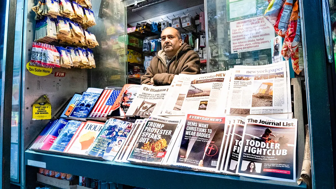 Stoisko „Misinformation News” na rogu Szóstej Alei i 42. Ulicy, niedaleko Times Square w Nowym Jorku. Postawiło je „Columbia Journalism Review”, „aby edukować odbiorców wiadomości o zagrożeniach związanych z dezinformacją w okresie poprzedzającym wybory uzupełniające”. W stoisku wyłącznie fałszywe czasopisma wzorowane na istniejących z fałszywymi nagłówkami i artykułami. 30 października 2018 r. // Fot. Michael Brochstein / SOPA Images / LightRocket / Getty Images 