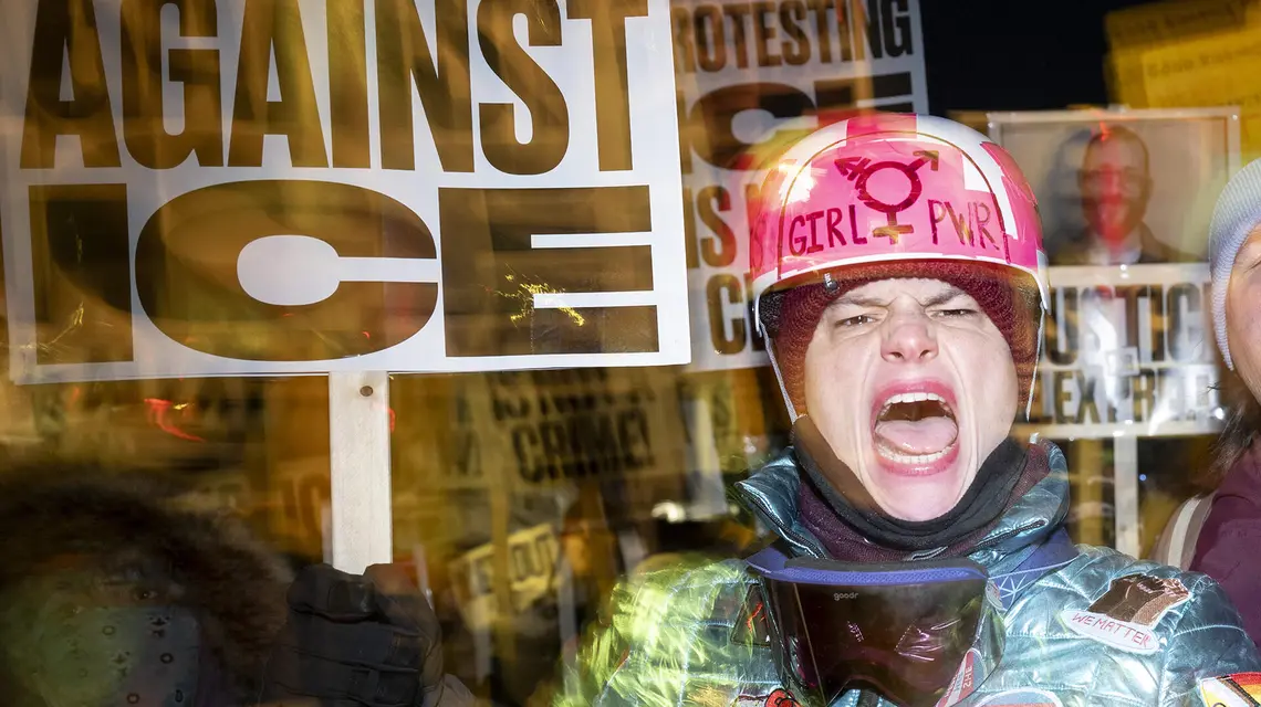 Protestujący przeciwko amerykańskiej Służbie Imigracyjnej i Celnej (ICE) po zastrzeleniu przez funkcjonariuszy Renee Good i Aleksa Prettiego. Minneapolis, Minnesota, 27 stycznia 2026 r. // Fot. Roberto Schmidt / AFP / East News