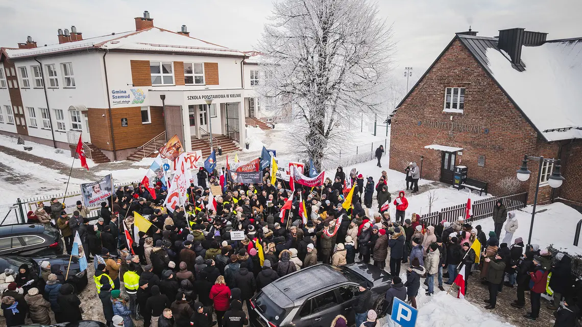Protest w obronie krzyża przed Szkołą Podstawową w Kielnie. 8 stycznia 2026 r. // Fot. Karol Makurat / Reporter