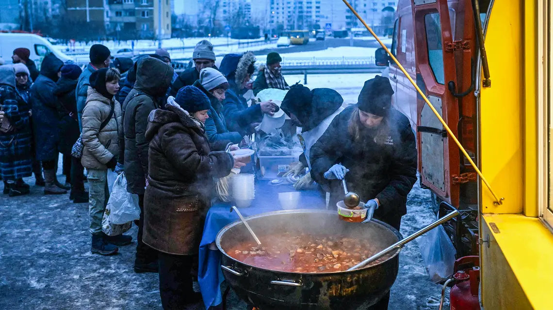 Wolontariusze organizacji charytatywnej World Central Kitchen rozdają ciepłe posiłki mieszkańcom Kijowa, 22 stycznia 2026 r. // Fot. Sergei Gapon / AFP/ East News