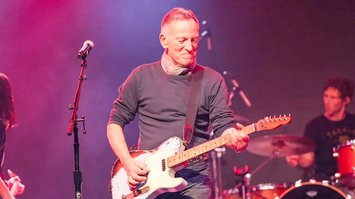 Bruce Springsteen podczas koncertu zorganizowanego w proteście przeciwko działaniom agentów federalnych w Minnesocie. Minneapolis, 30 stycznia 2026 r. // Fot. Alex Kormann / Zuma Press / Forum