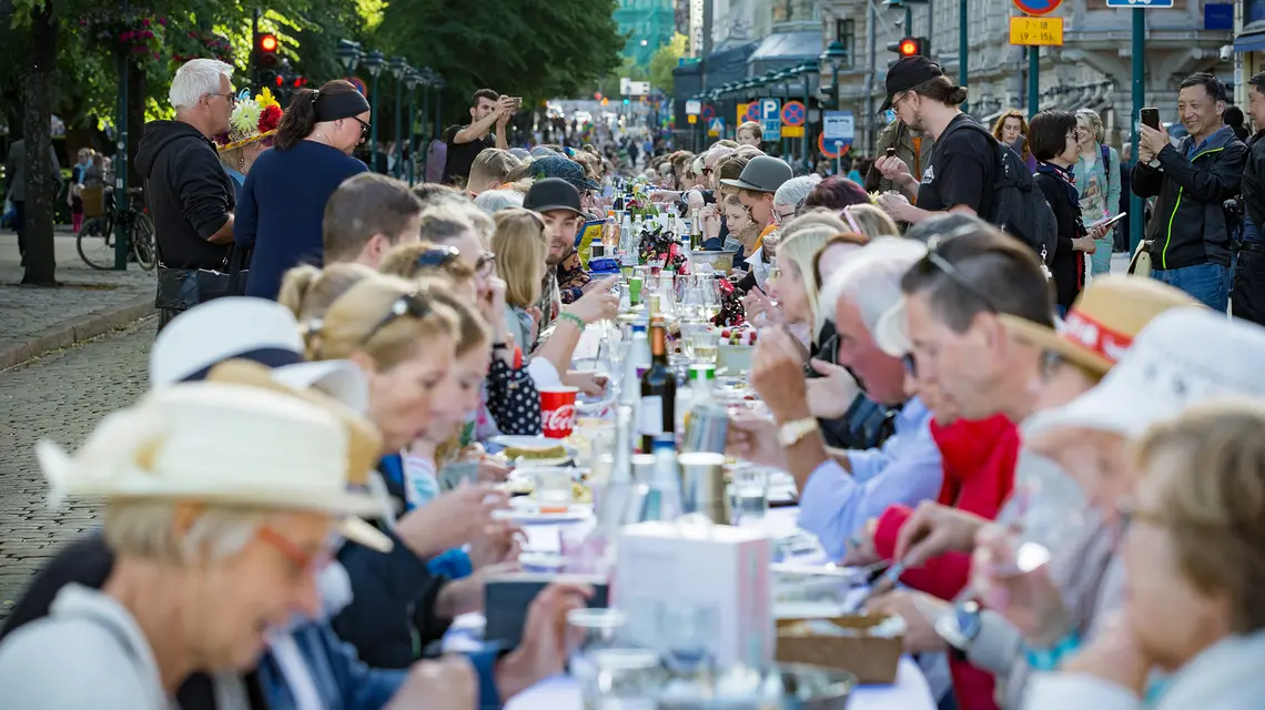 Wspólne biesiadowanie w Helsinkach podczas święta Dnia Miasta. Finlandia, 12 czerwca 2018 r. // Fot. Aleksandra Suzi / Shutterstock