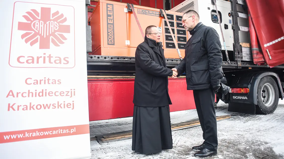 Kardynał Grzegorz Ryś i konsul generalny Ukrainy Wiaczesław Wojnarowskyj przed odjazdem konwoju humanitarnego do Kijowa. Brzegi k. Krakowa, 4 lutego 2026 r. // Fot. Jacek Taran