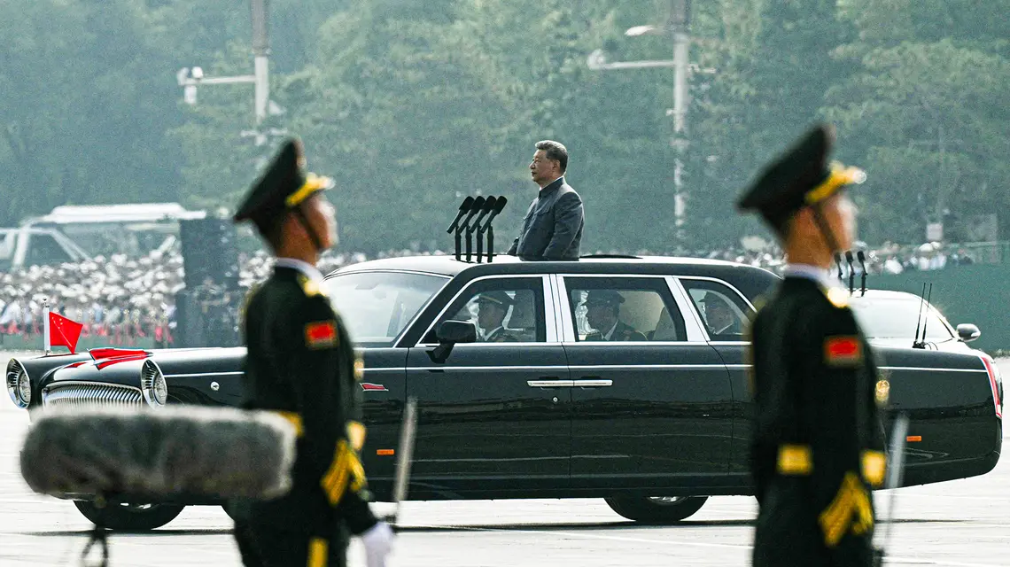 Prezydent Xi Jinping podczas przeglądu wojsk z okazji 80. zakończenia II wojny światowej na placu Tian’anmen. Pekin, 3 września 2025 r. // Fot. Greg Baker / AFP / East News