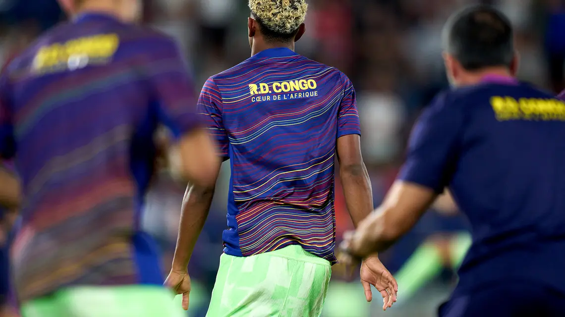 Piłkarze FC Barcelona z logo sponsora, Demokratycznej Republiki Konga; w środku Lamine Yamal. Walencja, 23 sierpnia 2025 r. // Fot Alex Caparros / Getty Images