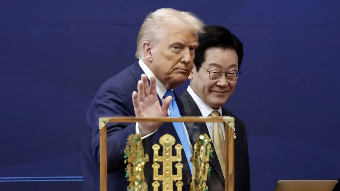 Złota replika korony noszonej przez koreańskich władców, którą otrzymał Donald Trump od prezydenta Korei Południowej Lee Jae Myunga. Gyeongju, 29 października 2025 r. // Fot. Yonhap / EPA / PAP