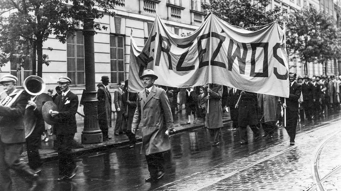 Pochód propagandowy zorganizowany przez Polskie Towarzystwo Walki z Alkoholizmem „Trzeźwość” w Warszawie, 1934 r. // Narodowe Archiwum Cyfrowe