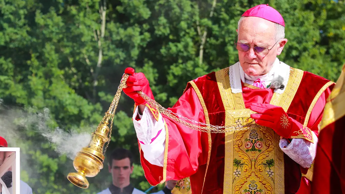 Biskup Bernard Fellay podczas mszy pontyfikalnej w Chartres. Francja, 28 maja 2023 r. // Wikipedia / domena publiczka