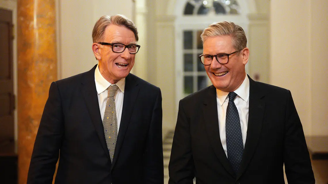Premier Keir Starmer oraz ambasador Wielkiej Brytanii w USA Peter Mandelson. Waszyngton, 26 lutego 2025 r. // Fot. Carl Court / AP / East News