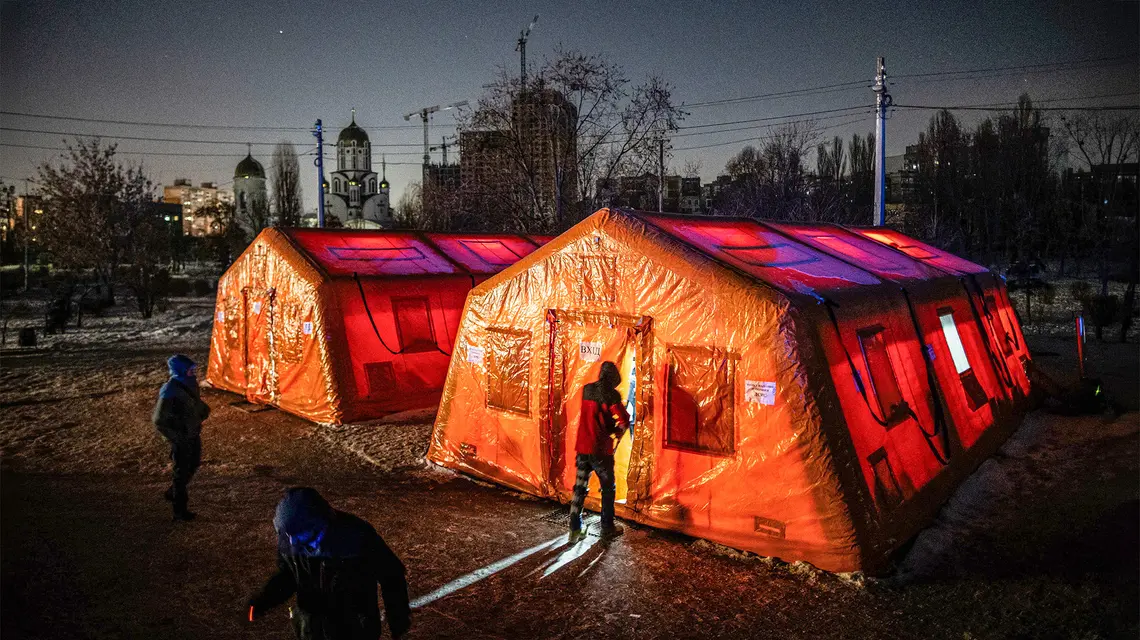 Kijów, rejon Darnycki - lewobrzeżna część miasta. Na zdjęciu jedna z ogrzewalni ustawiona przez władze miasta. Mieszkańcy mogą się tu ogrzać, naładawoć telefony. Kijów, 27 stycznia 2026 r. // Fot. Jakub Włodek / Agencja Wyborcza.pl