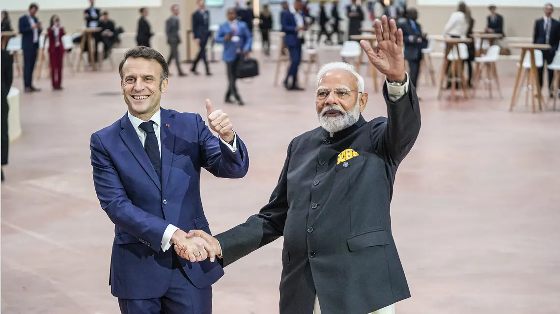 Prezydent Francji Emmanuel Macron i Narendra Modi, premier Indii, podczas szczytu AI Action Summit. Paryż, 11 lutego 2025 r. // Fot. Nathan Laine / Getty Images
