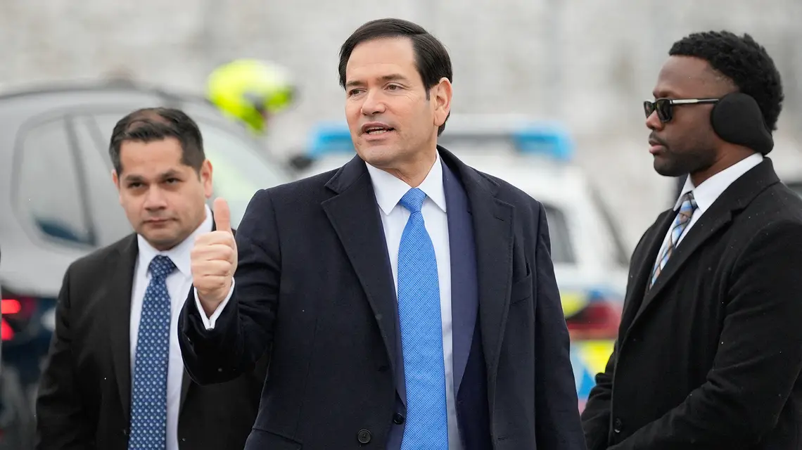 Sekretarz stanu USA Marco Rubio po udziale w Monachijskiej Konferencji Bezpieczeństwa. Port lotniczy w Monachium, 15 lutego 2026 r. // Fot. Alex Brandon / AFP / East News